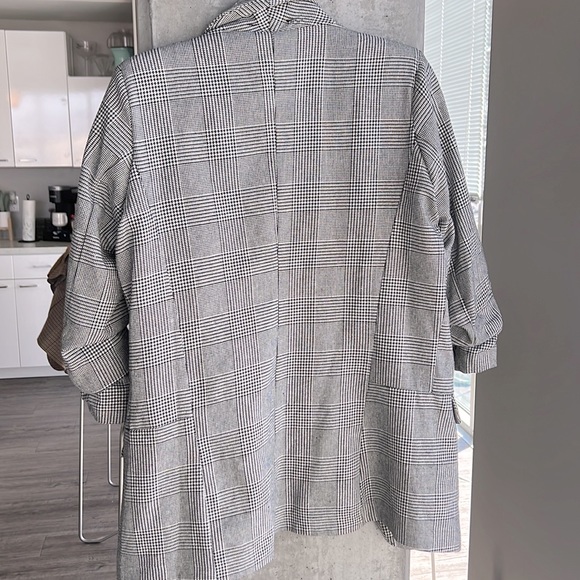 Boohoo lightly worn open blazer perfect for a trendy business look or interview - Picture 2 of 3